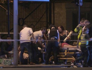 Επίθεση στο Λονδίνο: Συγκλονίζουν οι μαρτυρίες των αυτοπτών - «Της είχαν κόψει τον λαιμό και κάποιοι προσπαθούσαν...»